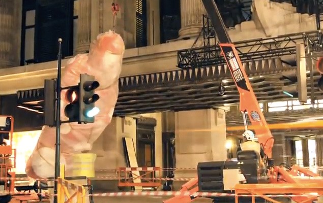 草間彌生巨型雕塑 by Louis Vuitton 製作過程影片曝光