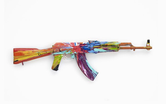 Damien Hirst英國藝術家為國際世界和平日打造「Spin AK47 for Peace Day」