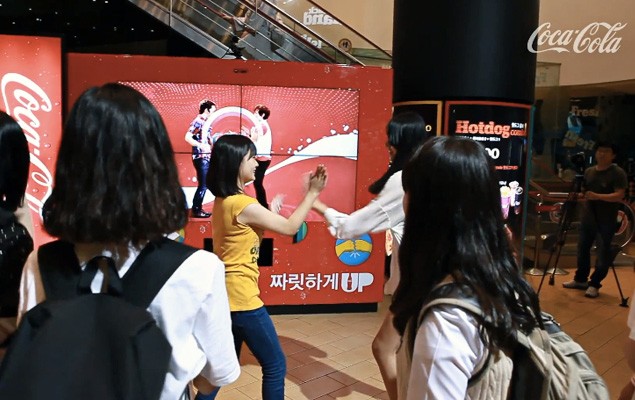 韓國可口可樂自動販賣機 跟著螢幕跳舞 免費喝可樂！