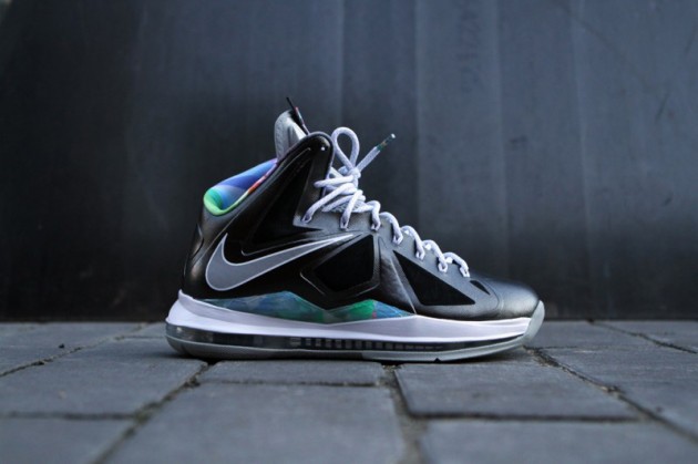 Nike The LeBron X “Prism” 幻花三稜鏡 鞋款曝光