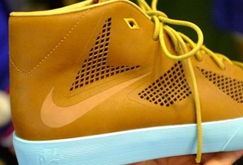 Nike LeBron X Lifestyle 樣品鞋作公開