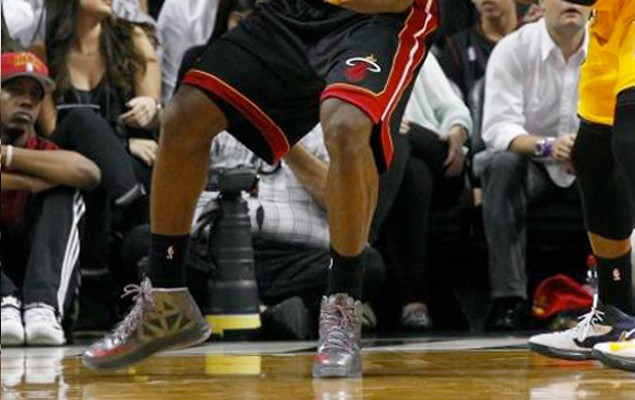 Nike LeBron X 「Silver – Red」PE 特製鞋款