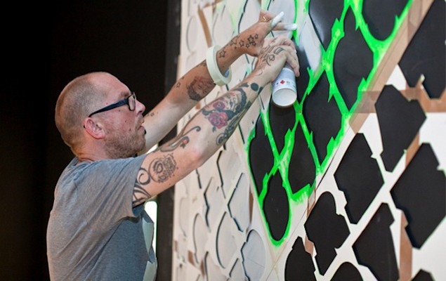 英國街頭藝術家Ben Eine為Louis Vuitton設計塗鴉圍巾影片披露
