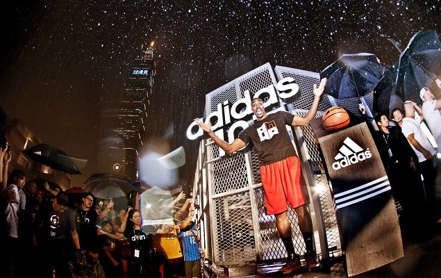 Dwight Howard 擔任adidas 101籃球公園開幕貴賓 大雨中飛身爆扣台北101 啟用台灣籃球新地標