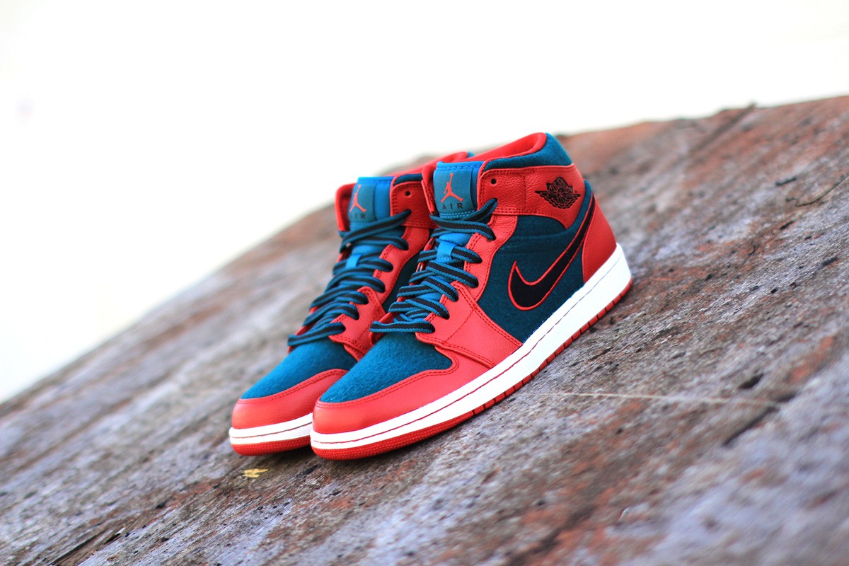 Air Jordan 1 Mid  Gym Red / Dark Sea 新配色