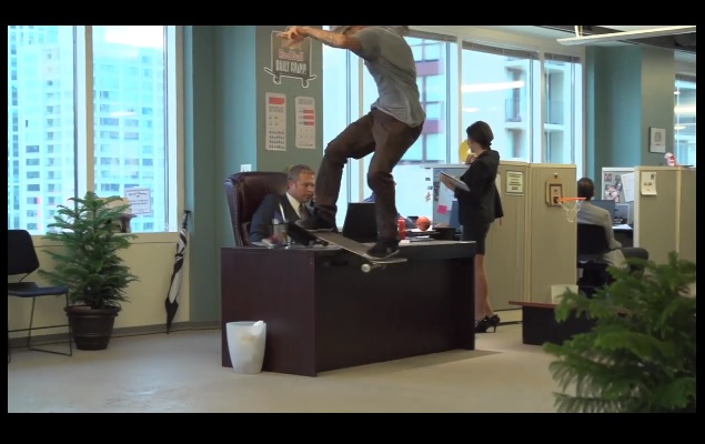 Red Bull “Daily Grind” 視頻 將辦公室打造成室內滑板場