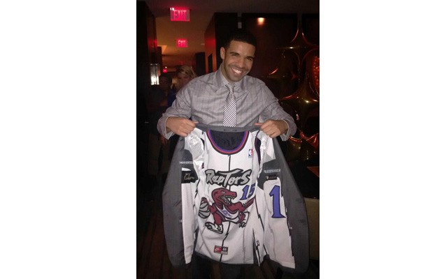 Drake於西裝內襯上Vince Carter復古球衣