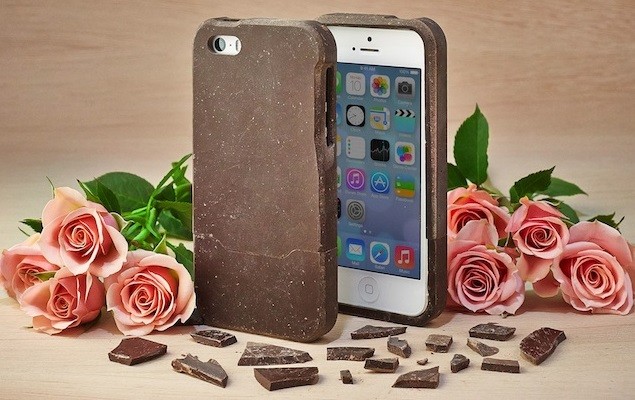 Woodblock Chocolate x Grove 推出可食用的巧克力 iPhone 保護殼