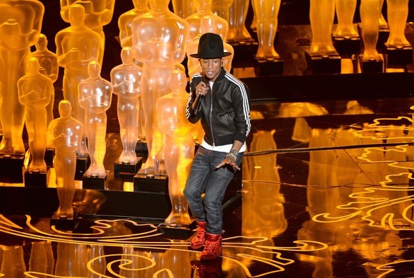 Pharrell Williams 於奧斯卡頒獎典禮上著用 Adidas Orignals 全紅客製鞋款