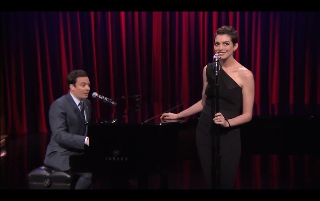 Anne Hathaway 與 Jimmy Fallon 聯手在脫口秀上演唱多首饒舌歌曲