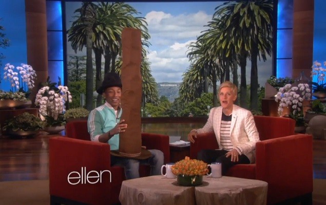 脫口秀主持人 Ellen 在節目上贈送 Pharrell Williams 一頂超．．．極高的山丘帽