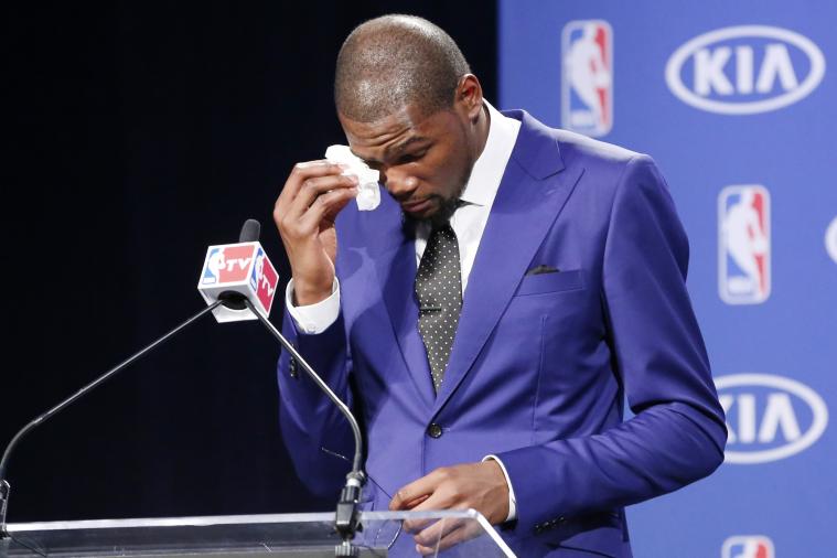 Kevin Durant 獲頒 MVP 流淚感性致詞，對媽媽說「妳才是貨真價實的 MVP！」