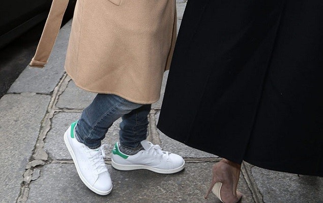 Kanye West 著用 adidas Stan Smith 現身於巴黎街頭
