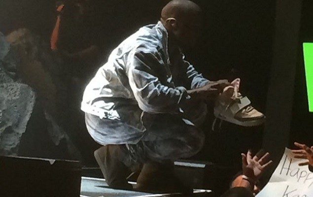 這次是真貨了！Kanye West 再次於粉絲的 Nike Air Yeezy 鞋款上簽名