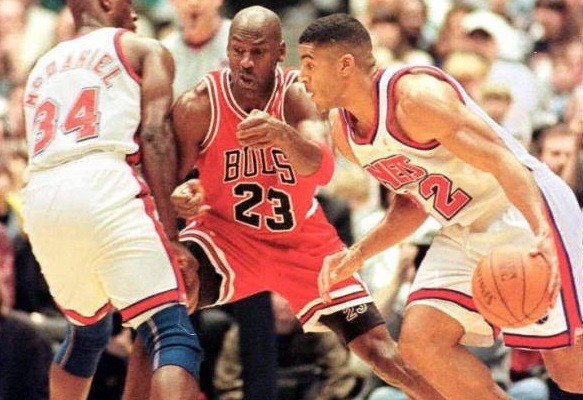 Michael Jordan 回應 Jimmy Jackson 的垃圾話：「你知道你說了這麼多，但還是穿著 Air Jordan 球鞋嗎？」