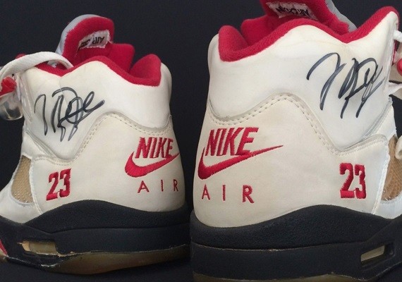 Michael Jordan 親筆簽名的初版 Air Jordan 5 “White/Fire Red” 鞋作鑑賞