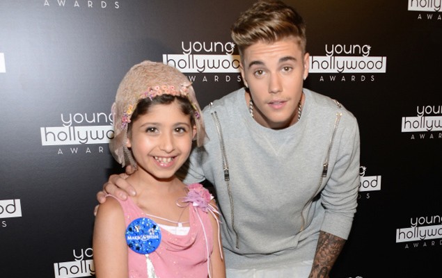 Justin Bieber 帶著10歲癌童參加好萊塢青年獎 幫助她圓夢