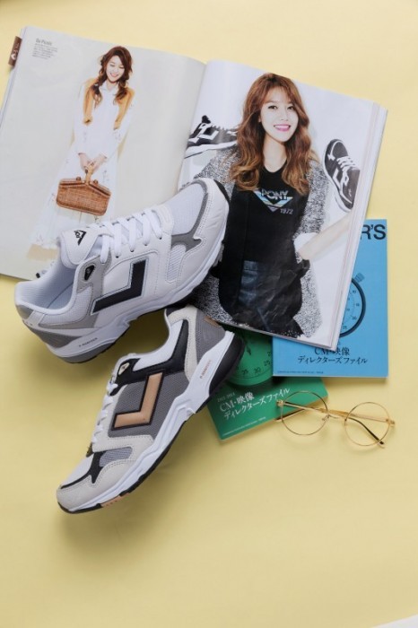 韓國天團「少女時代」的秀英수영，拍攝《CeCi》畫報時展現PONY的多重時尚風貌