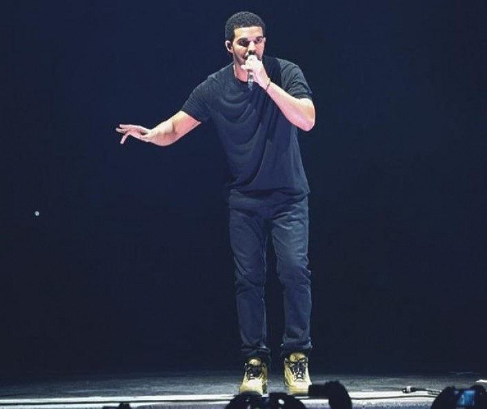 Drake 驚豔著用 Air Jordan 3 Retro “OVO” PE