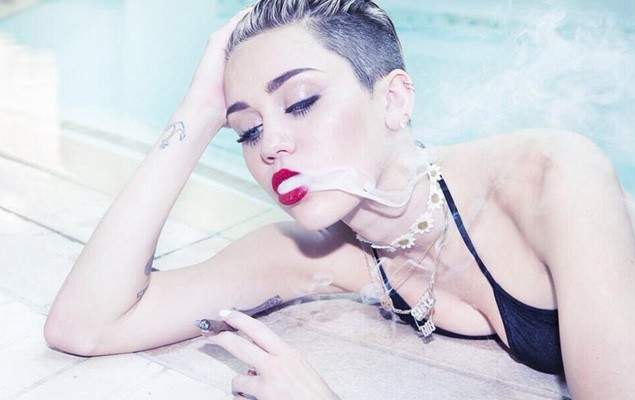 狂野的 Miley Cyrus 麥姊姊得到兩個新刺青，微刺青也是很有個性的！