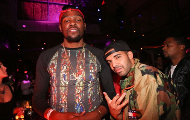 嘻哈歌手 Drake 在演唱會公開招募雷帝 Kevin Durant！