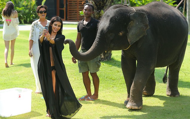 Kim-Kardashian-Taking-Selfie-Elephant-Thailand