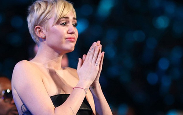 全場拭淚！Miley Cyrus 放棄上台領獎，給流浪漢致辭的機會