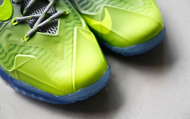 a-closer-look-at-the-nike-lebron-11-metallic-luster-ice-volt-2