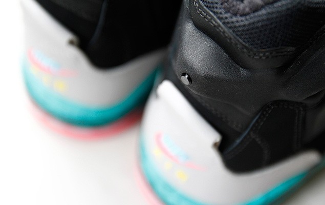 a-closer-look-at-the-nike-air-command-force-lack-wolf-grey-hyper-jade-hyper-pink-5