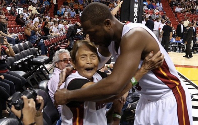 溫馨畫面！Dwyane Wade 邀請高齡 90 歲的婆婆球迷一同打球 為她慶生！