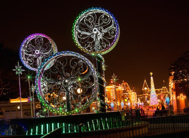 「迪士尼光影匯」夜間巡遊及聖誕光影亮燈散發前所未有的耀眼光芒