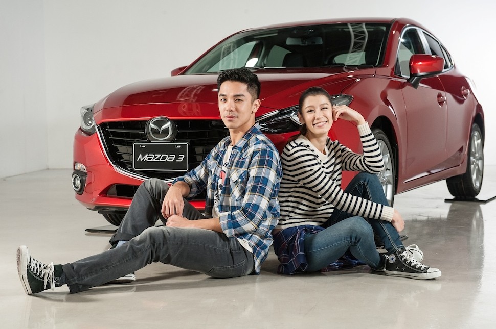MAZDA今年最受注目的車款All-New Mazda3所代表年輕運動化的前衛跑格氣息，與LEVI'S年輕、大膽的品牌精神與充滿潮味設計的服裝相互契合。(圖中車款為右駕版)