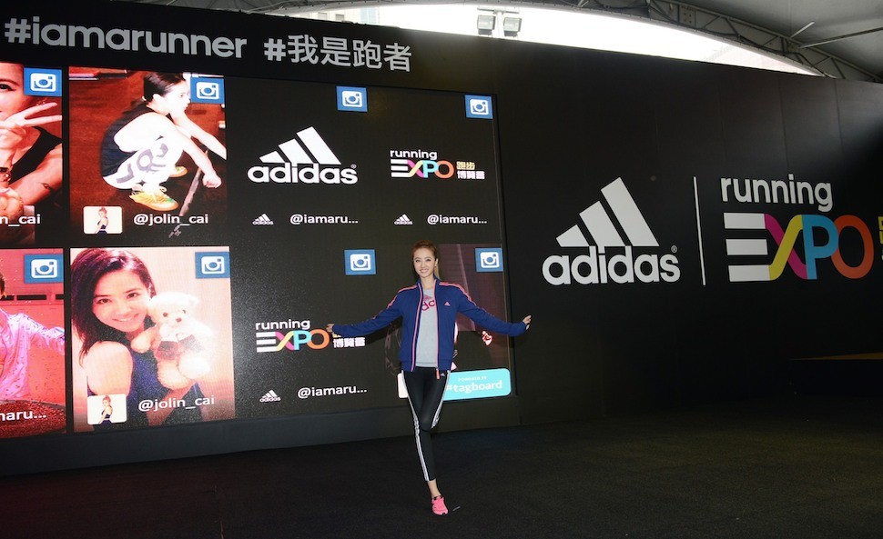 美力系隊長Jolin透過社群互動體驗牆與粉絲互動，邀請全台女性跑者一同體驗adidas Running EXPO 跑步博覽會的專業跑步資源。dd