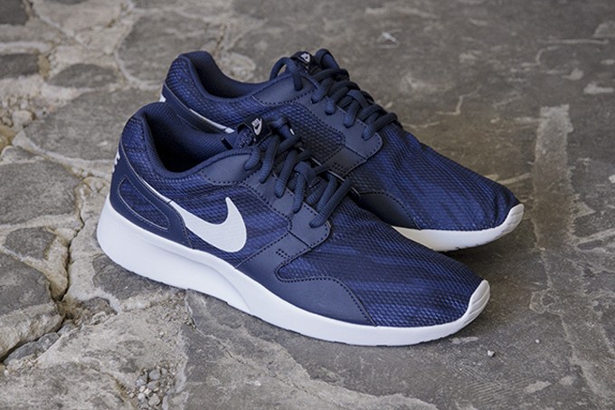 簡約流暢舒適感，Nike Kaishi Print 全新海軍藍配色釋出