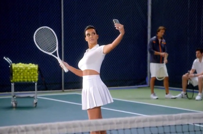 自拍拍到出廣告！ Kim Kardashian 搞笑拍攝 T-Mobile 超級盃電視廣告