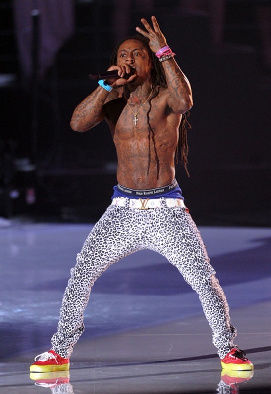 lil-wayne-is-dissed-by-jim-jones-for-wearing-women-clothes (1)