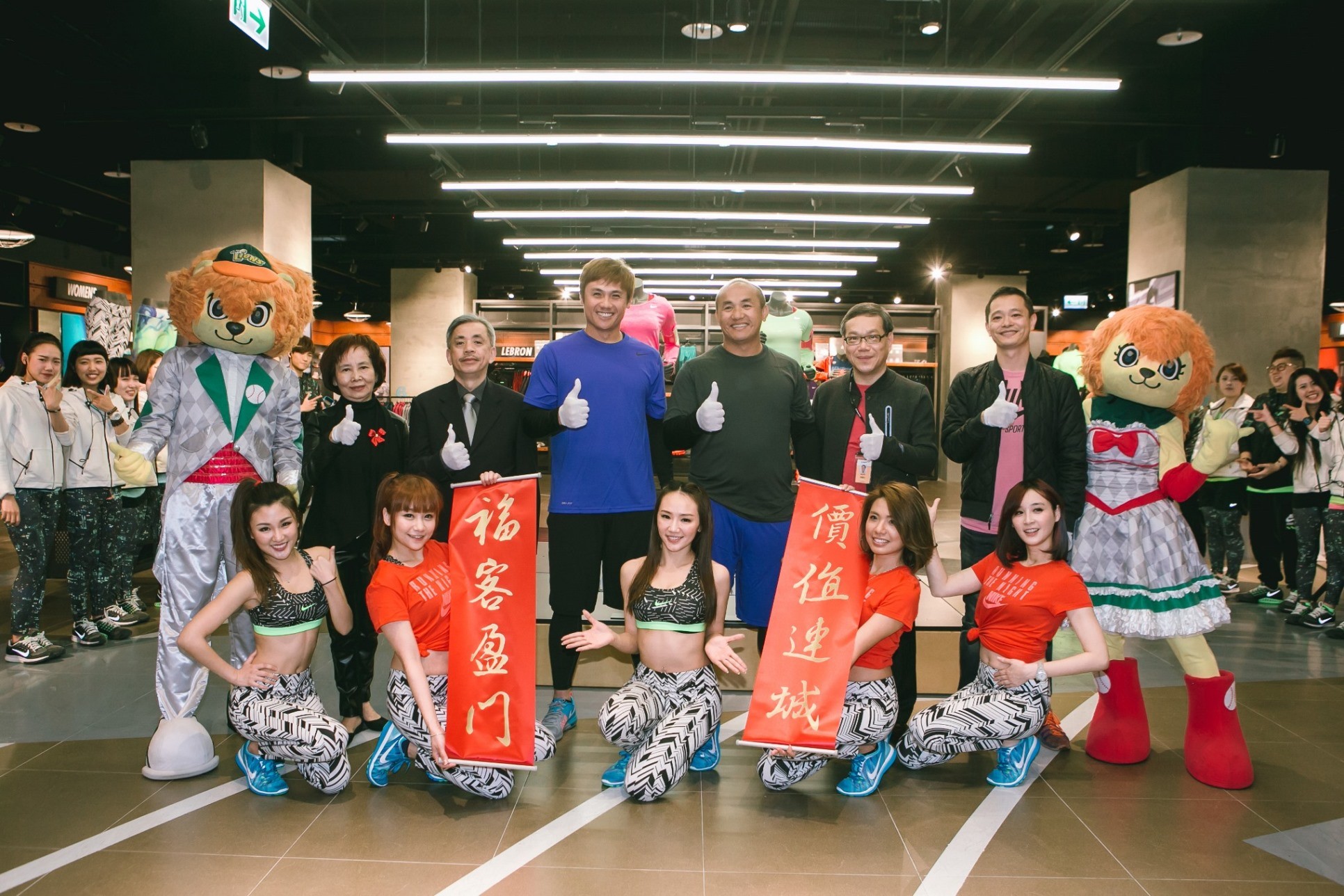 統一獅隊球員張泰山、陳鏞基蒞臨剪綵，希望將來能與福城南紡夢時代Nike Super Store有更多合作機會
