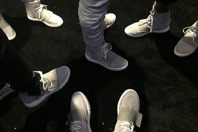 攻占格萊美頒獎後臺？Kanye West x adidas Yeezy 鞋款獲眾藝人上腳預演