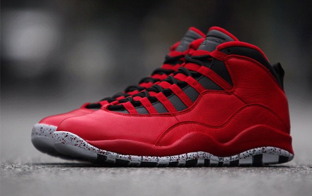 參照 1995 年版本：Air Jordan 10 “Bulls Over Broadway”