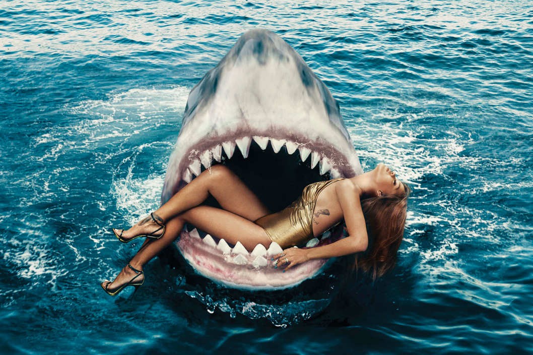 她不要命了逆？！Rihanna 拍攝 Bazaar 三月封面鑽進鯊魚大嘴