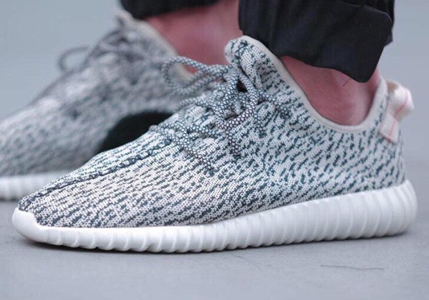 Kanye West 親自示範著用 Yeezy 350 Boost