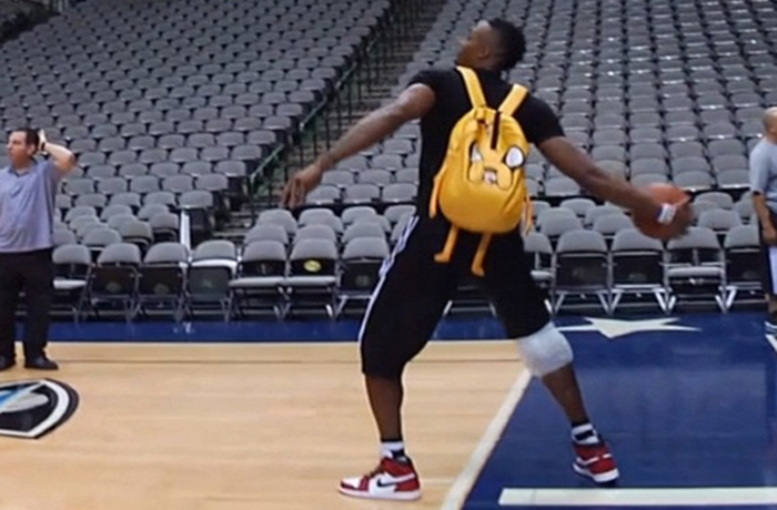 adidas 代言球星 Dwight Howard 竟穿上 Air Jordan 1 展現全範圍射籃？