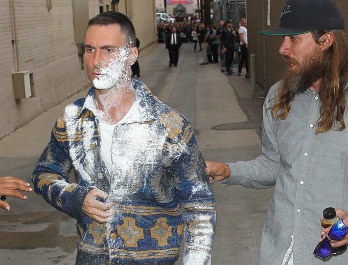Maroon 5 主唱 Adam Levine 竟在錄音室外遭白粉襲擊