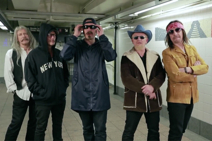搖滾天團 U2 和 Jimmy Fallony 在地鐵站裡喬裝彈奏音樂，偷拍路人反應