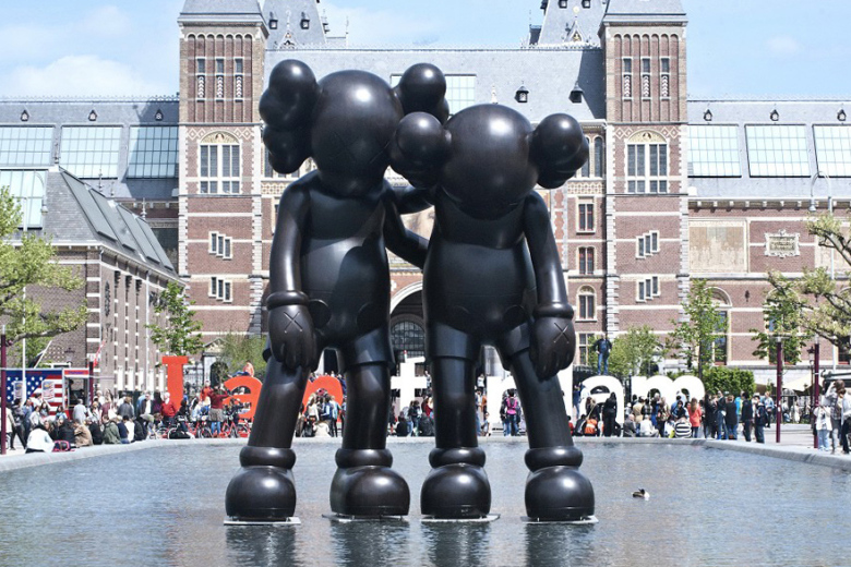 KAWS「Along The Way」雕塑於阿姆斯特丹巨型登場