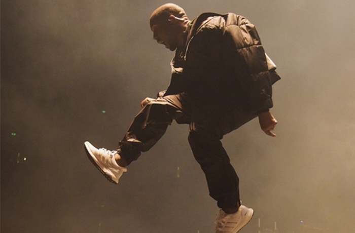 天王加持！Kanye West 再度穿上全白 adidas Ultra Boost！
