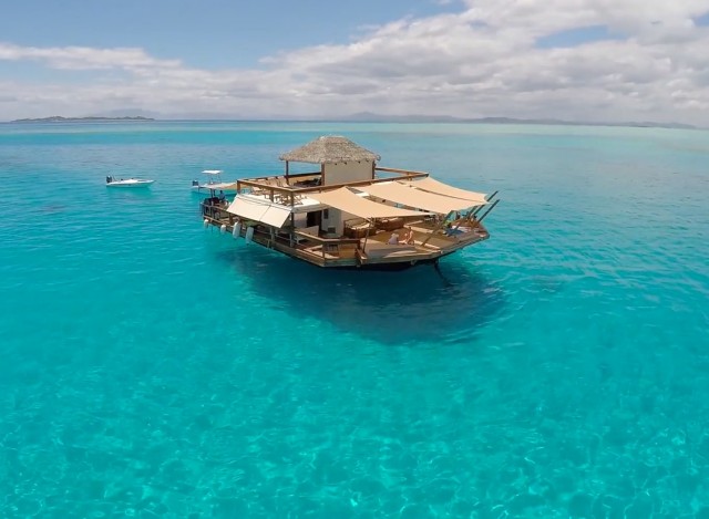 在蔚藍海水中喝一杯吧！來自斐濟的海中酒吧 Cloud 9