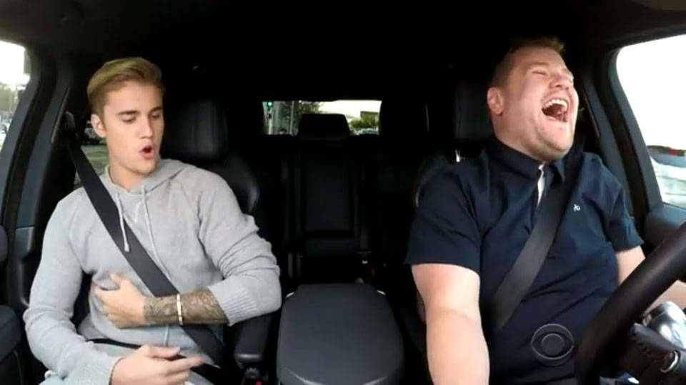Justin Bieber 與知名主持人兜風時在車內俏皮演唱，讓觀眾笑開的完整影片公開！