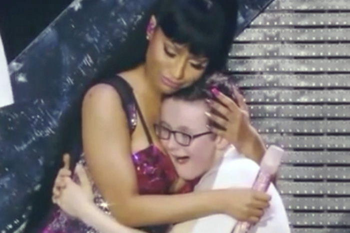 小屁孩：「我為了這刻夢寐以求了許久」接著把頭塞進 Nicki Minaj 胸部裡