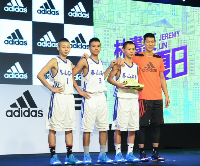 6.林書豪同時以Coach Lin身分指導三位泰山高中新生代球員代表，並贈送本次返台之旅林書豪專屬鮮黃配色球鞋Crazylight Boost Primeknit 2015